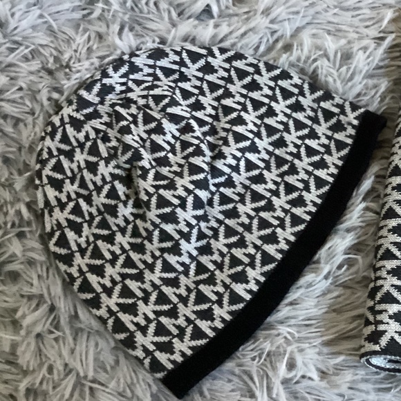Michael Kors Signature Logo Black and White Scarf and Hat New in Box - Picture 11 of 13